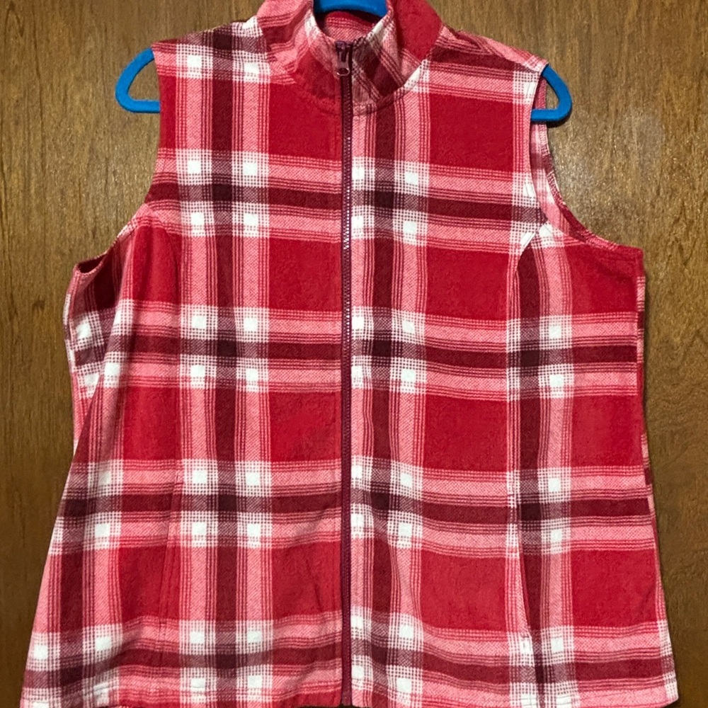 Lee brand Red  and White Fleece Plaid Vest Size XL Pockets Full Zip warm layer